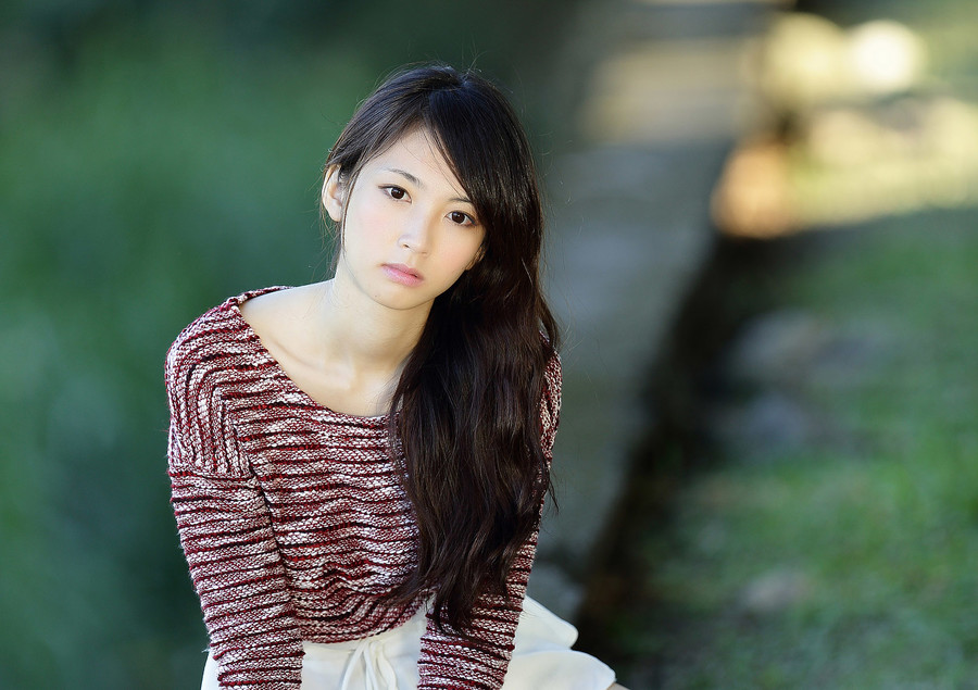 清纯迷人美女草原外怕写真