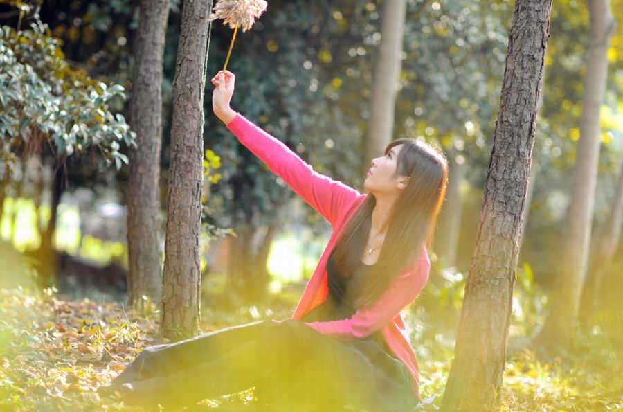 梧桐秋叶下的清纯可爱美女