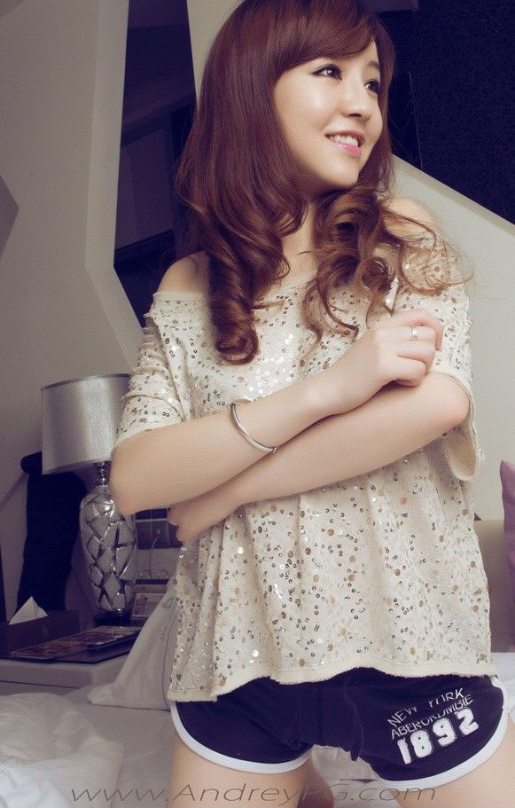 清纯卖萌模特梁妮迷人写真