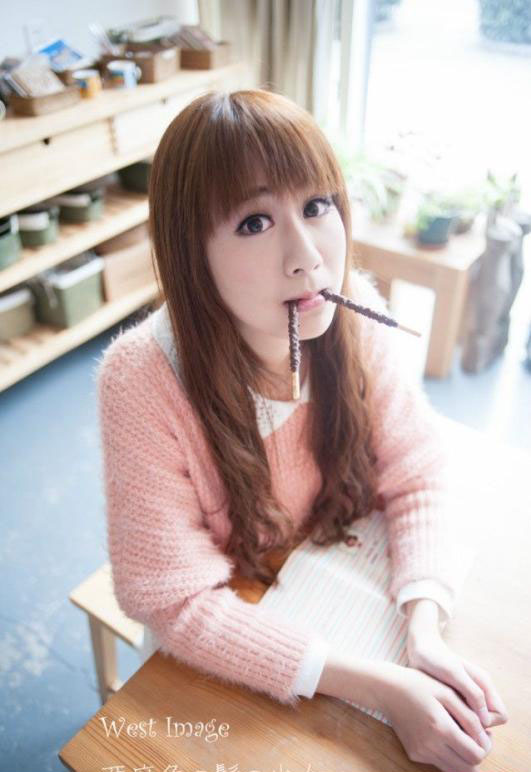 活泼清纯美女甜美生活照