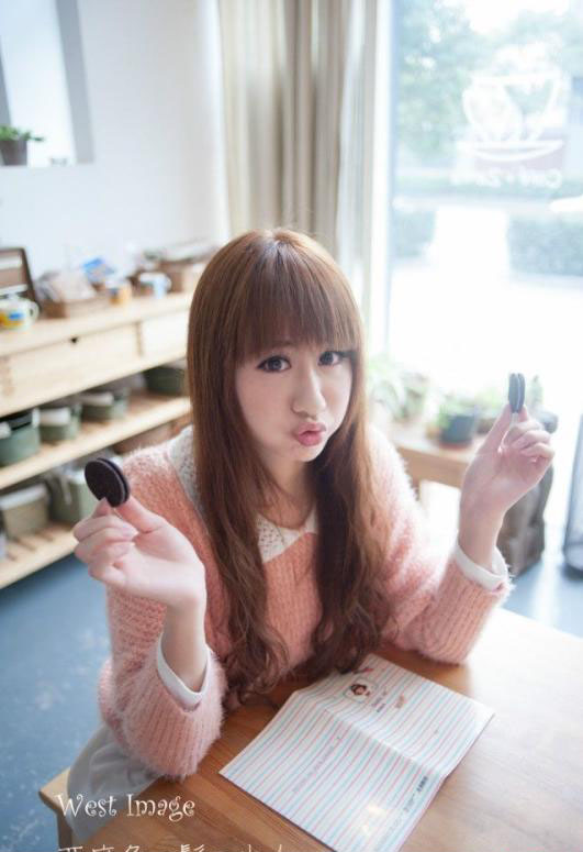 活泼清纯美女甜美生活照