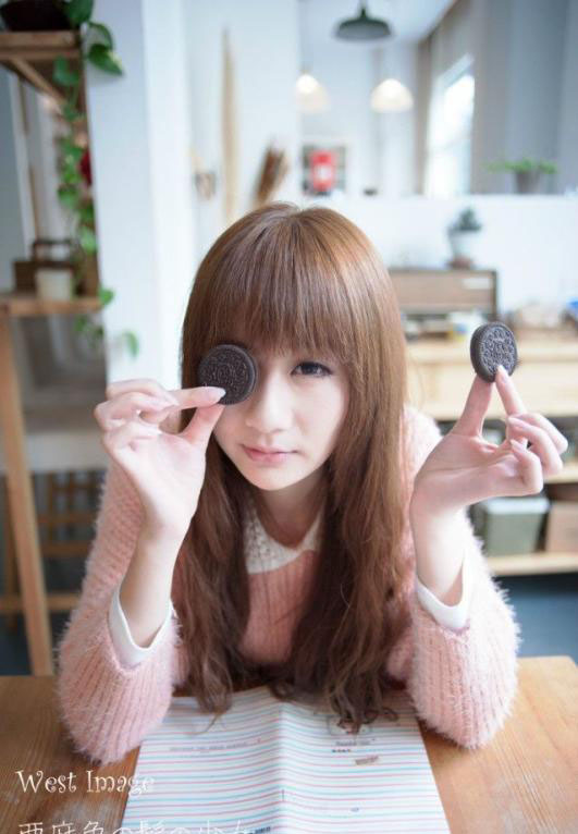 活泼清纯美女甜美生活照