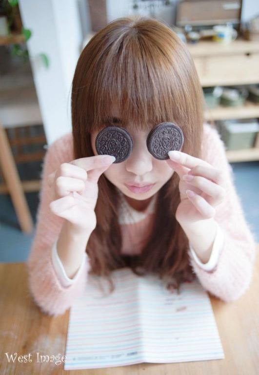 活泼清纯美女甜美生活照