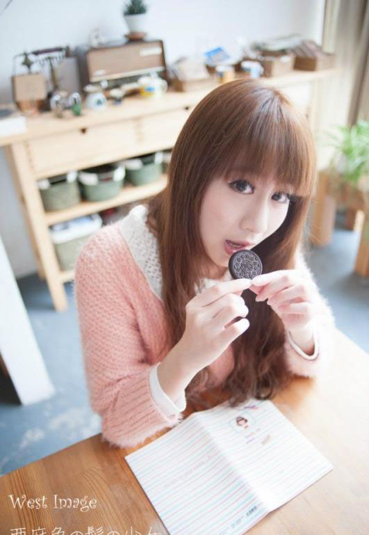 活泼清纯美女甜美生活照