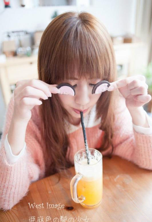 活泼清纯美女甜美生活照