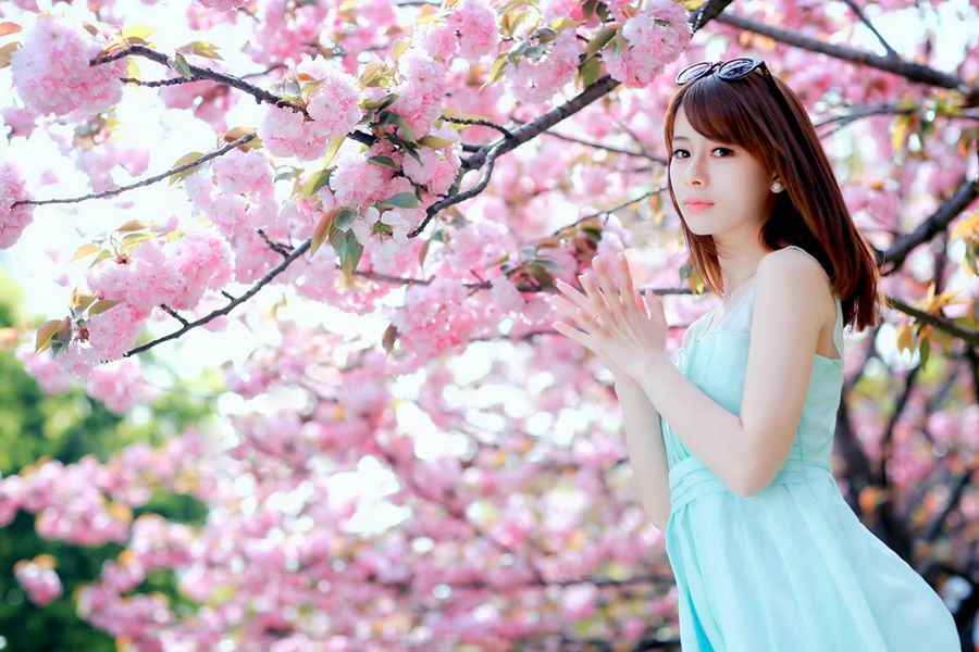 粉嫩美女迷人街拍唯美写真