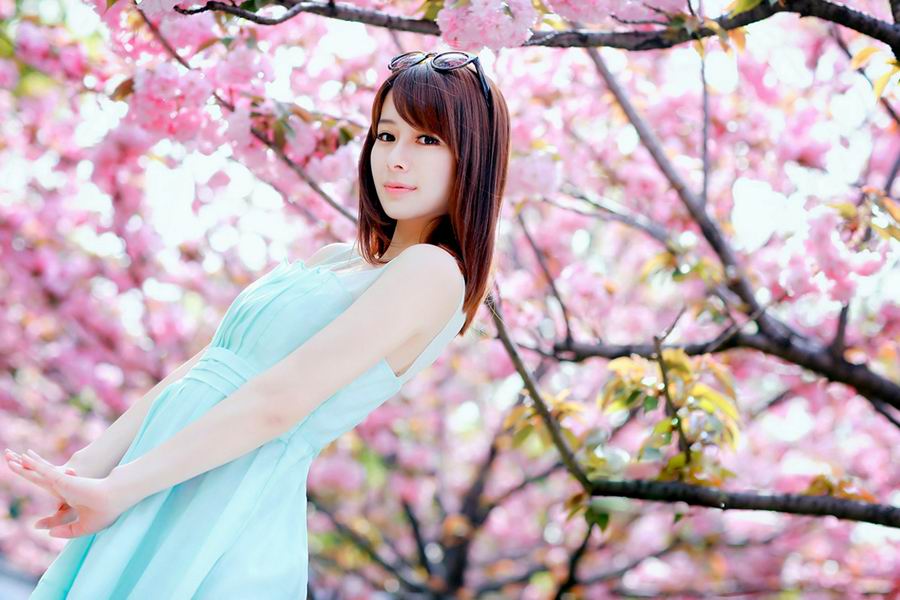 粉嫩美女迷人街拍唯美写真