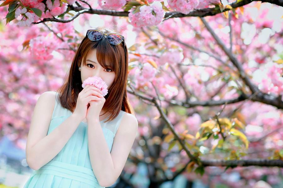 粉嫩美女迷人街拍唯美写真