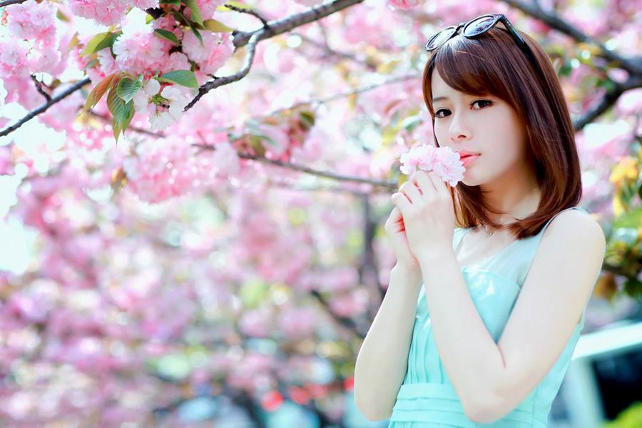 粉嫩美女迷人街拍唯美写真