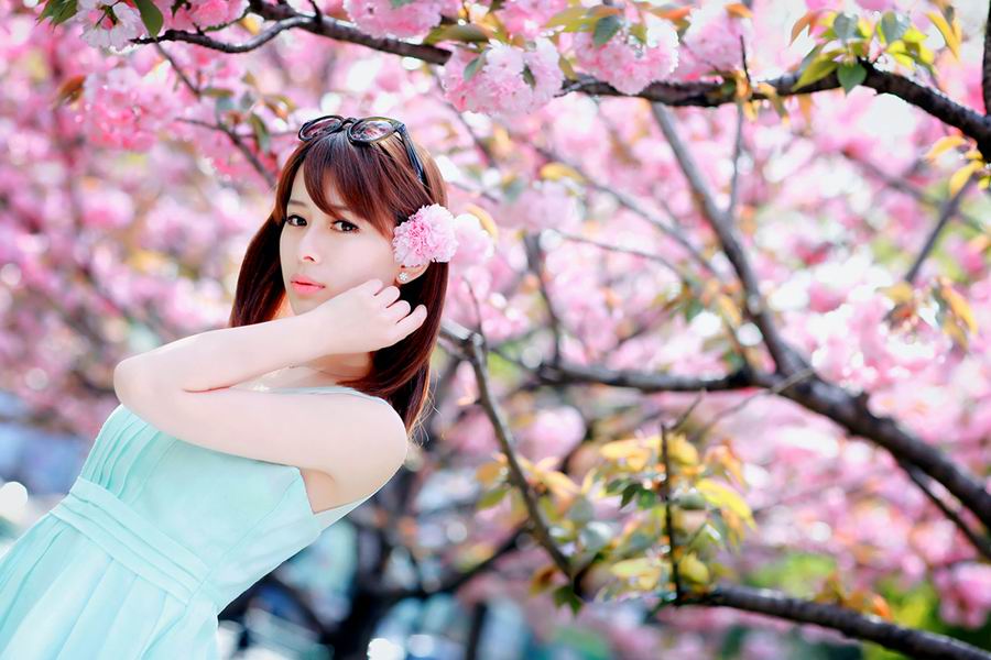 粉嫩美女迷人街拍唯美写真