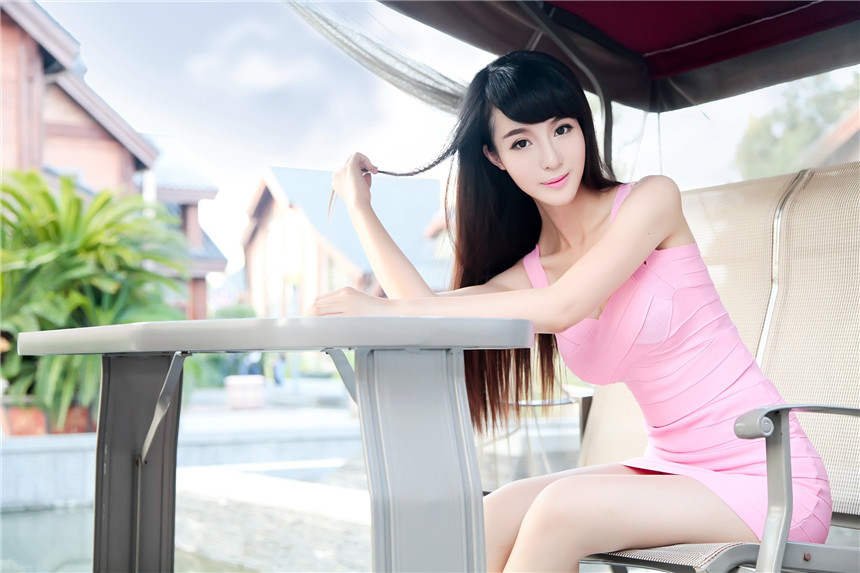 美女性感酥胸迷人写真