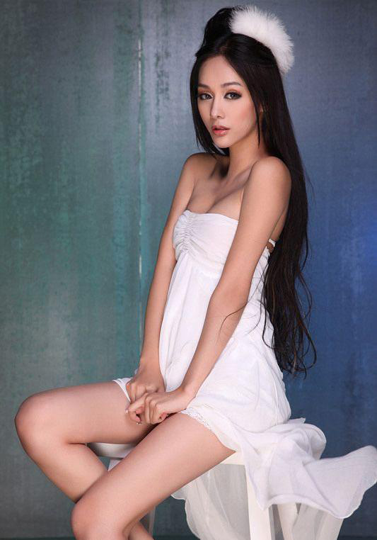 平面美女模特曾可可香肩滑落迷死人