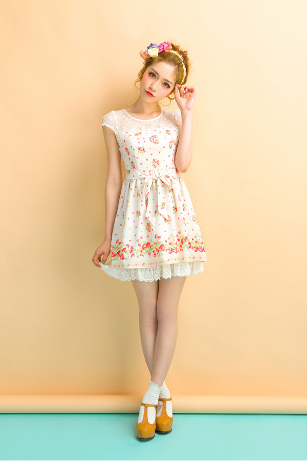 金发美女碎花裙清新写真