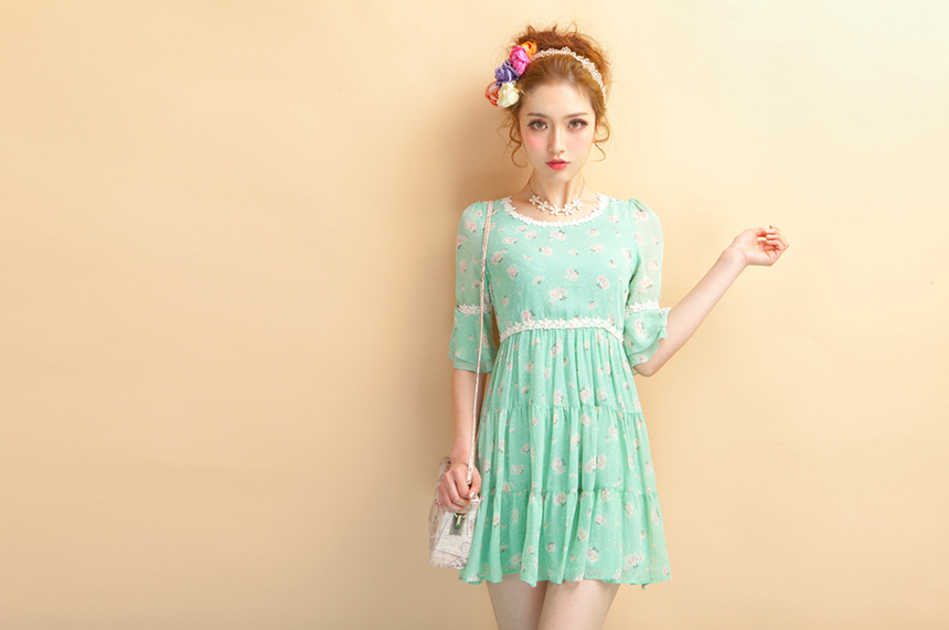 金发美女碎花裙清新写真