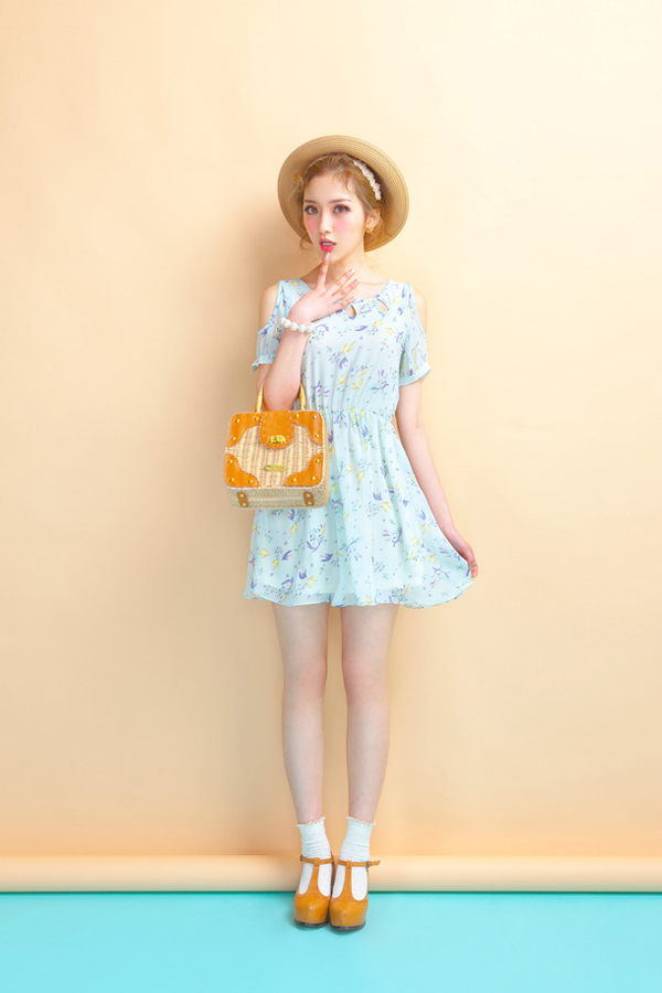 金发美女碎花裙清新写真