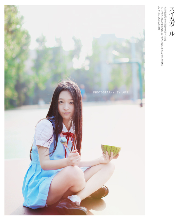 篮球场上酷爱西瓜的妹子