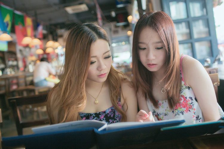 性感姐妹花的闺房之谜