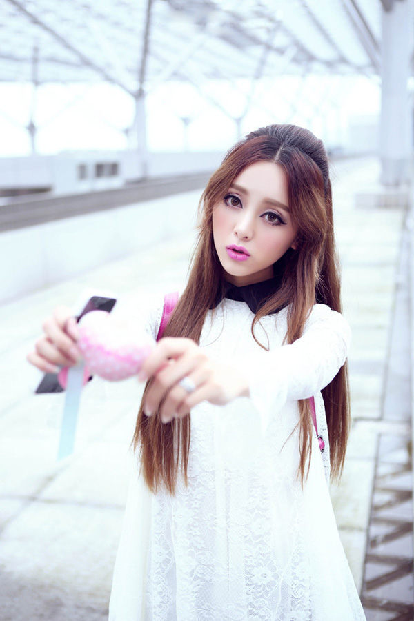 红唇MM蕾丝清纯迷人街拍写真