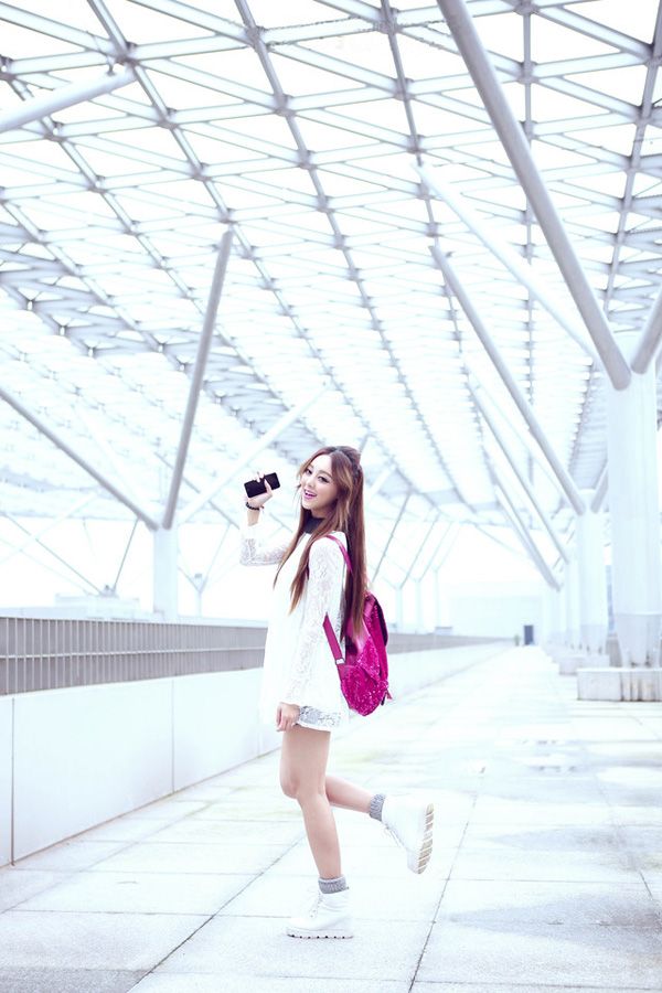 红唇MM蕾丝清纯迷人街拍写真