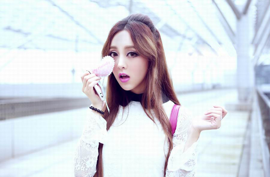 红唇MM蕾丝清纯迷人街拍写真