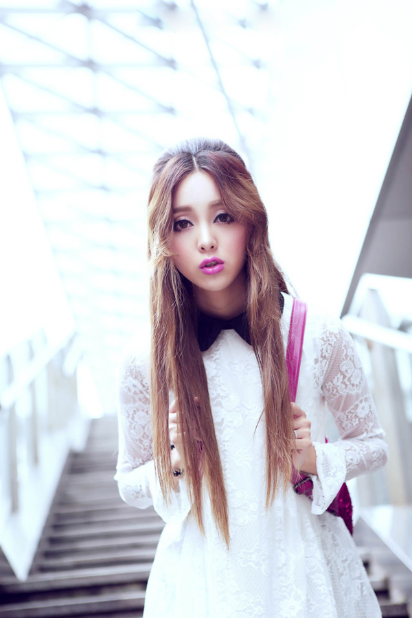 红唇MM蕾丝清纯迷人街拍写真