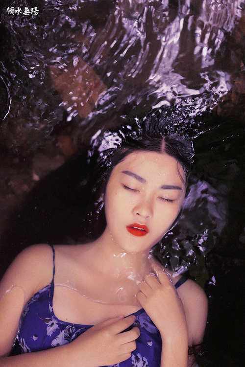 红唇少女野外妖娆倾水无殇