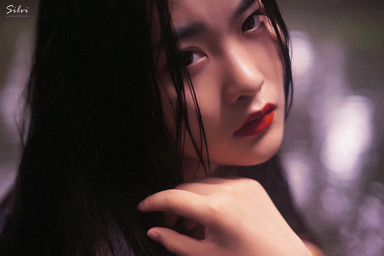 红唇少女野外妖娆倾水无殇
