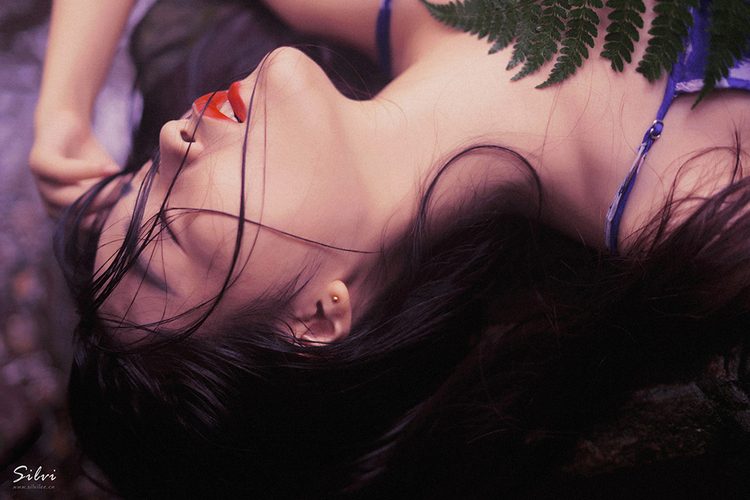 红唇少女野外妖娆倾水无殇