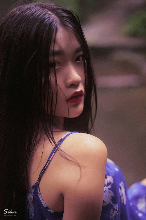 红唇少女野外妖娆倾水无殇