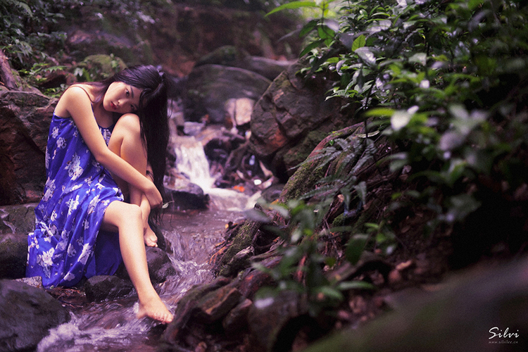 红唇少女野外妖娆倾水无殇