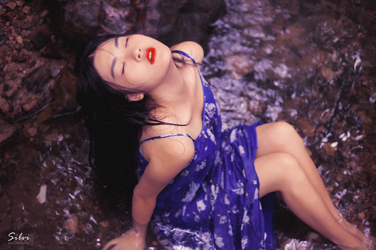 红唇少女野外妖娆倾水无殇