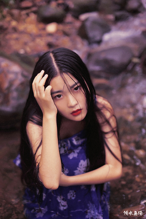 红唇少女野外妖娆倾水无殇