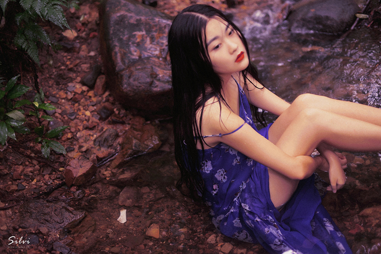 红唇少女野外妖娆倾水无殇