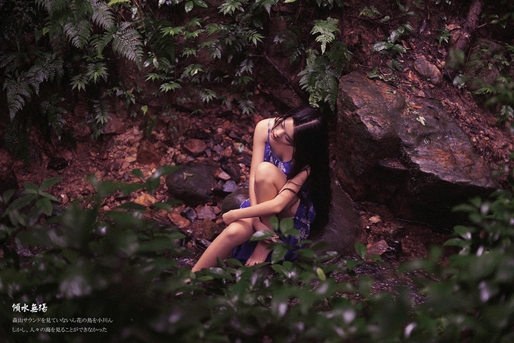 红唇少女野外妖娆倾水无殇