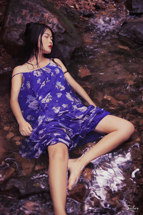 红唇少女野外妖娆倾水无殇