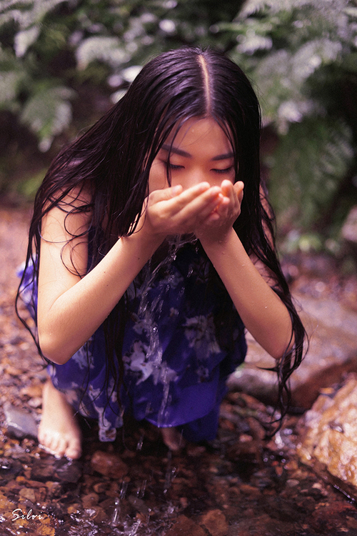 红唇少女野外妖娆倾水无殇