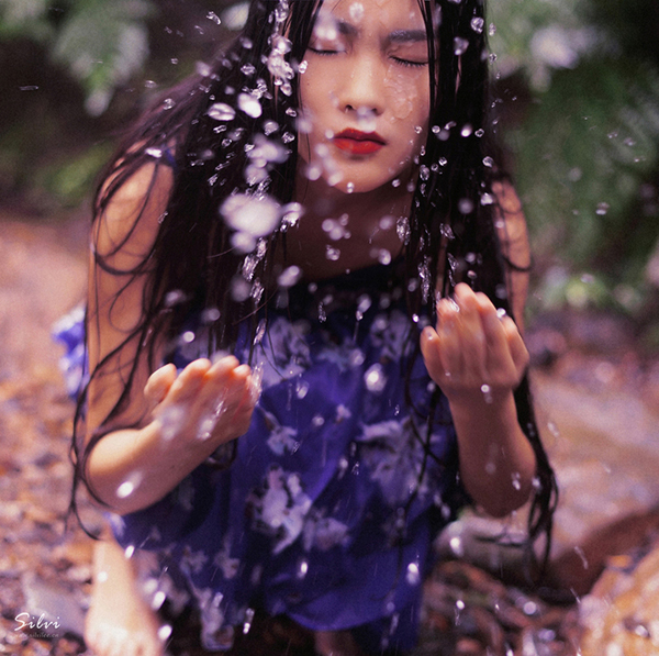 红唇少女野外妖娆倾水无殇