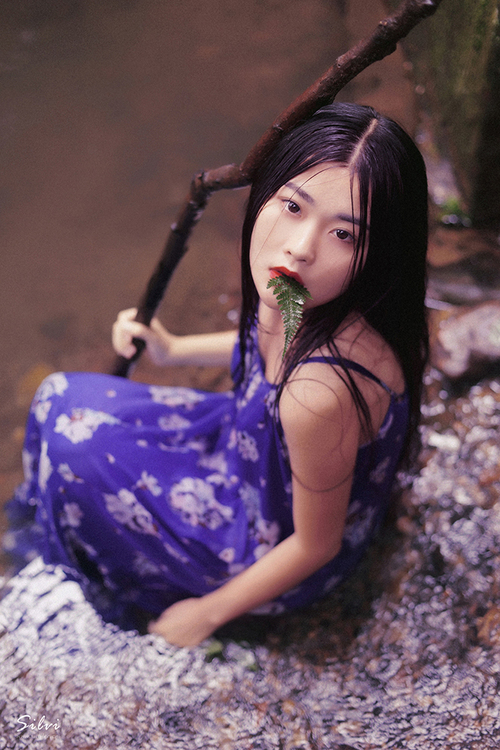 红唇少女野外妖娆倾水无殇