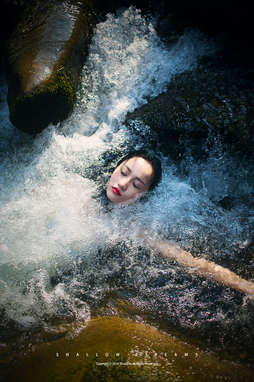 沐浴在浅溪间的清纯少女