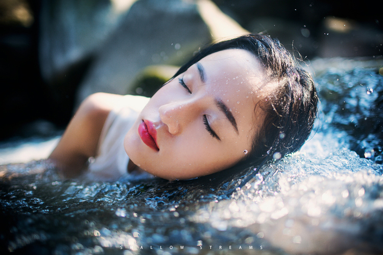 沐浴在浅溪间的清纯少女