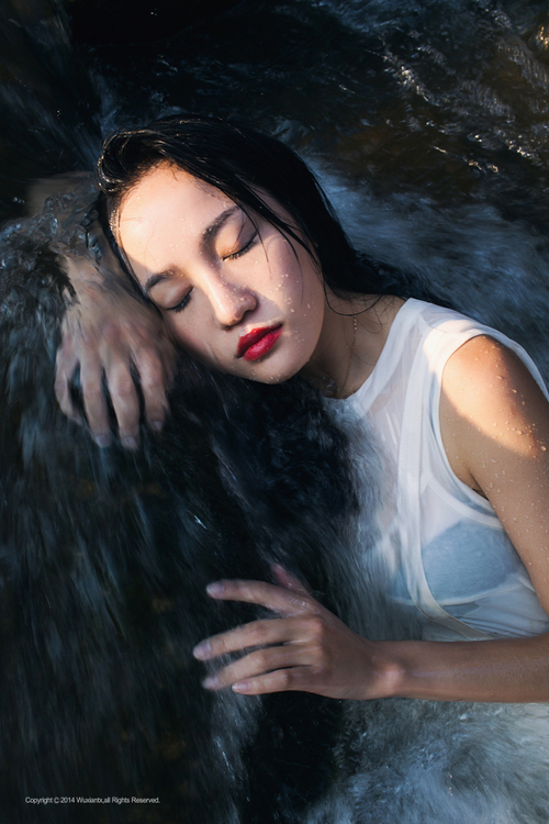 沐浴在浅溪间的清纯少女