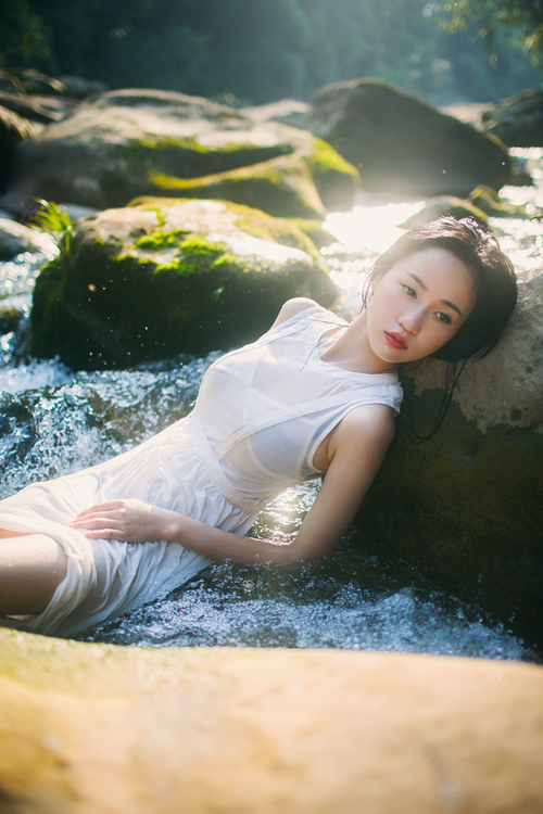 沐浴在浅溪间的清纯少女