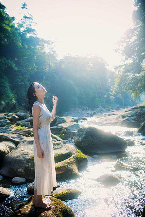 沐浴在浅溪间的清纯少女