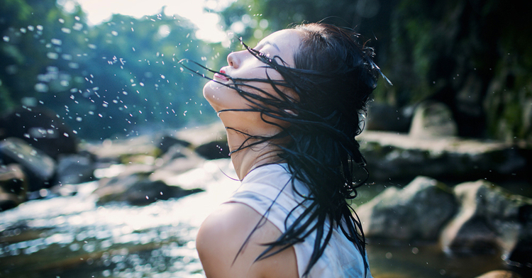 沐浴在浅溪间的清纯少女