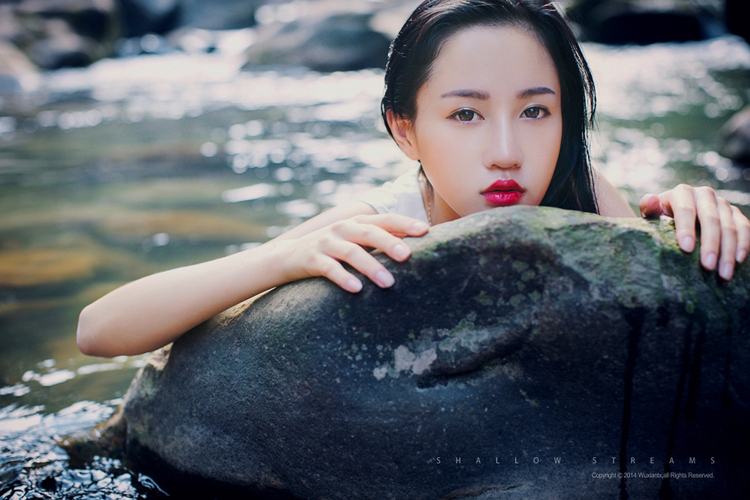 沐浴在浅溪间的清纯少女