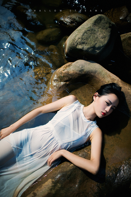 沐浴在浅溪间的清纯少女