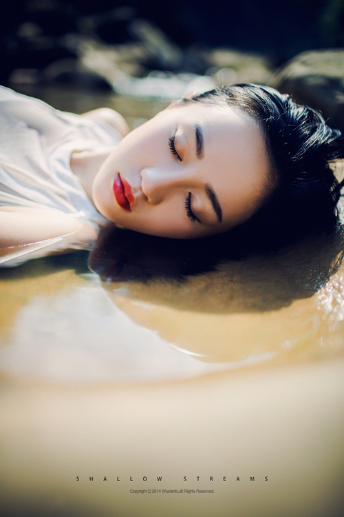 沐浴在浅溪间的清纯少女