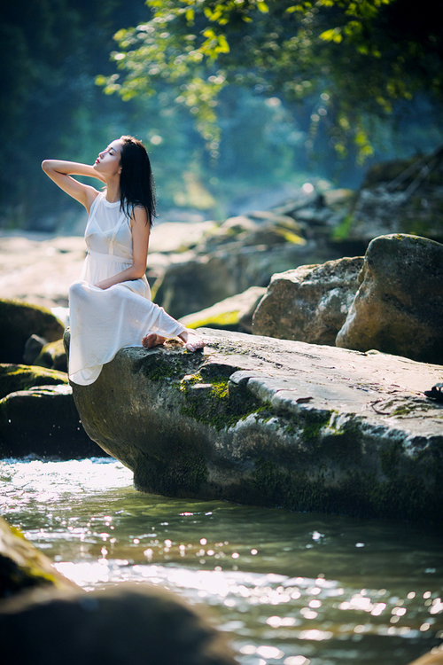 沐浴在浅溪间的清纯少女
