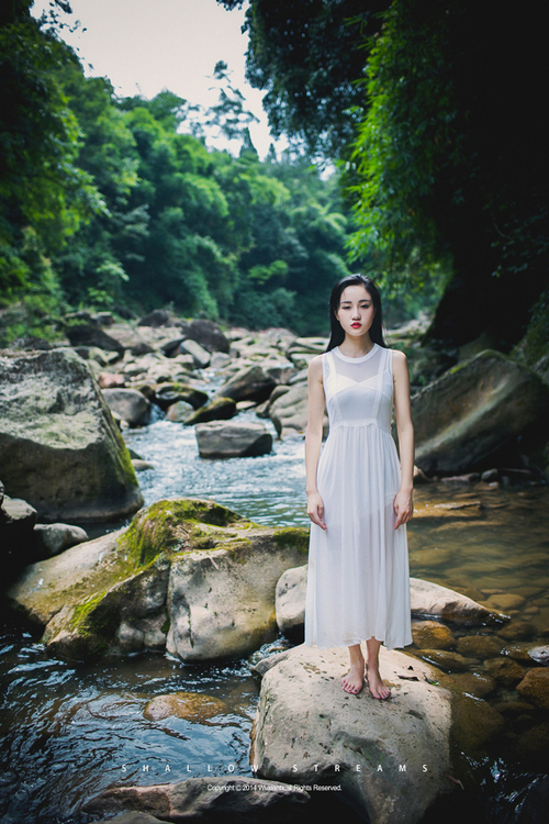 沐浴在浅溪间的清纯少女