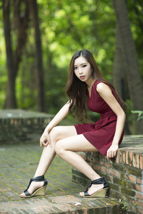 清纯少女的屋檐下的美